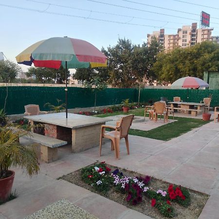 Villa In Vrindavan, Hare Krishna M Extérieur photo